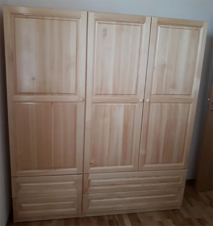Широк трикрилен гардероб